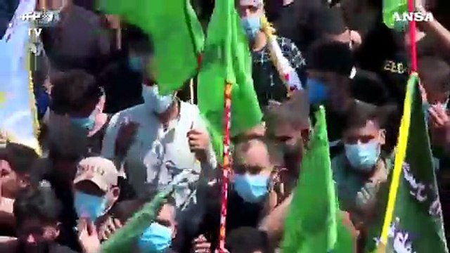 Coronavirus, in migliaia nelle strade della citta' santa Kerbala per l'Ashura