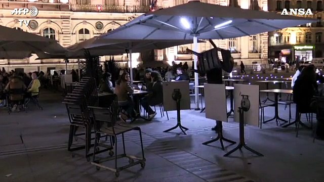 Coronavirus, a Lione alle 21 scatta il coprifuoco e i locali si svuotano