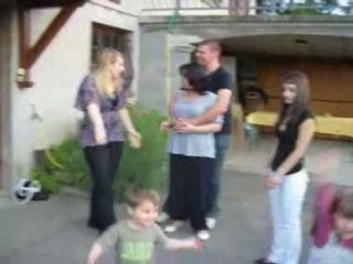 des enfants qui dansent et leur "nounou"