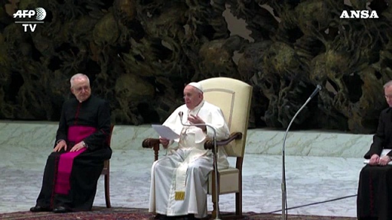 Covid, il Papa ai fedeli: "Ci salutiamo da lontano, spero capiate"