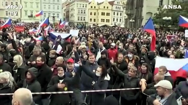 Coronavirus: In migliaia manifestano a Praga contro le restrizioni governative