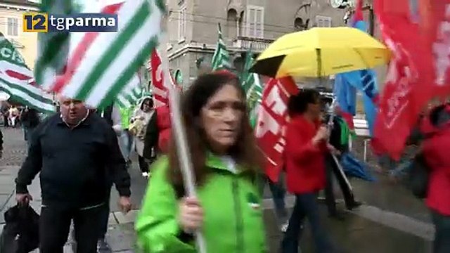 PRIMO MAGGIO, CORTEO PER LE VIE DEL CENTRO E DIBATTITO IN PIAZZA GARIBALDI | PRIMO MAGGIO, CORTEO PER LE VIE DEL CENTRO E DIBATTITO IN PIAZZA GARIBALDI
