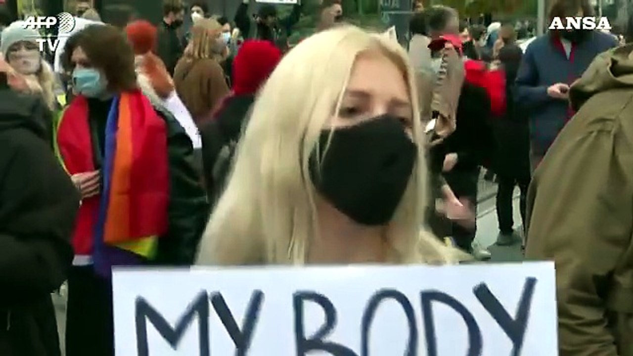 Polonia, l'esercito contro le proteste sull'aborto