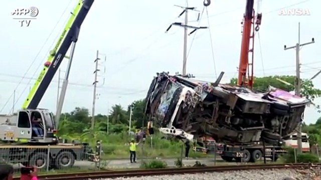 Thailandia, un treno travolge un autobus: almeno 17 i morti