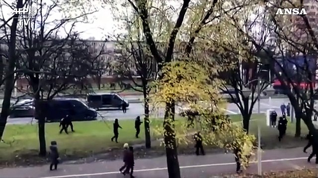Bielorussia, la polizia disperde i manifestanti con i lacrimogeni