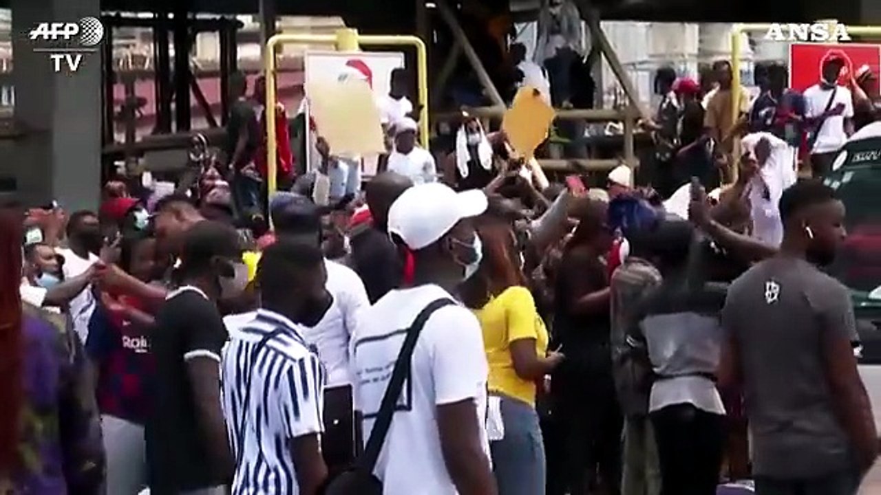Nigeria, il movimento "#EndSars" blocca le strade di Lagos
