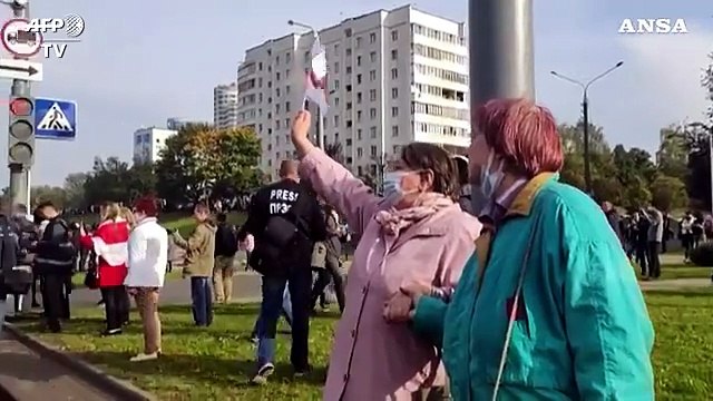 Minsk, in migliaia marciano verso la prigione a sostegno dei prigionieri politici