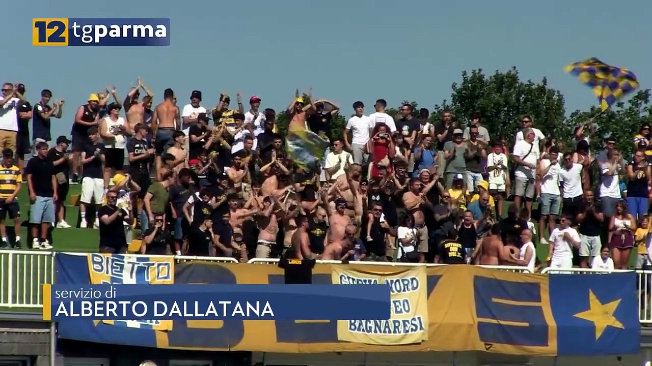 PARMA CALCIO, ALLENAMENTO A PORTE APERTE: A COLLECCHIO L'ABBRACCIO DEI TIFOSI | PARMA CALCIO, ALLENAMENTO A PORTE APERTE: A COLLECCHIO L'ABBRACCIO DEI TIFOSI
