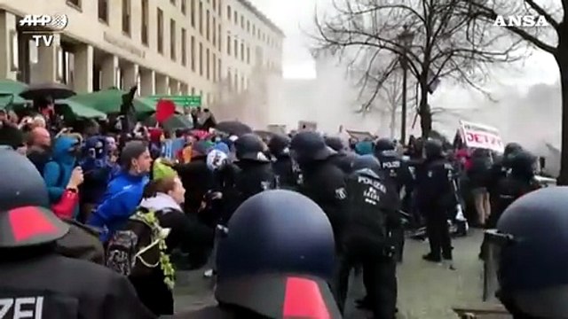 Berlino, polizia disperde manifestanti anti-lockdown: usati idranti e lacrimogeni