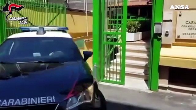 Ostia, arrestato spacciatore: droga nascosta all'interno della porta di casa