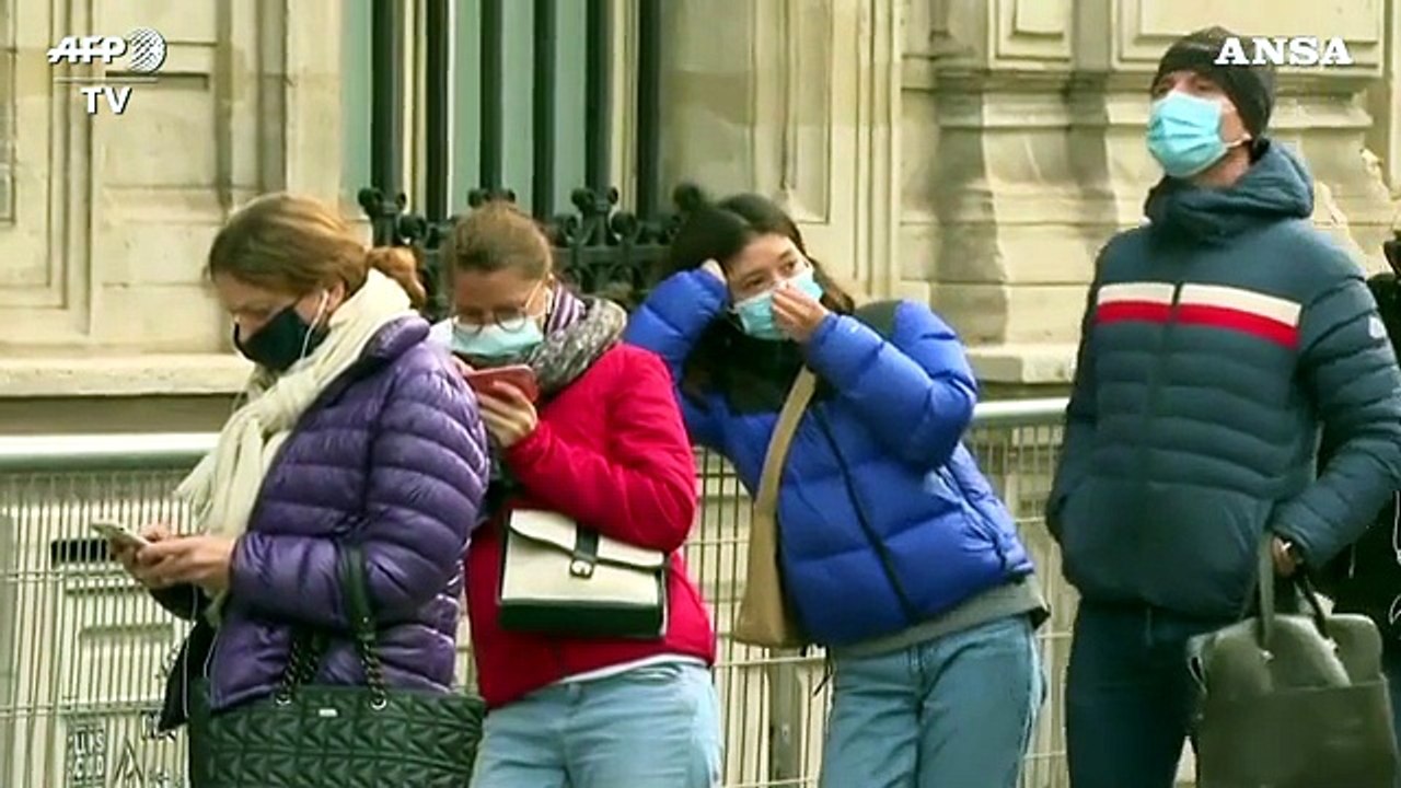Parigi, lunghe code per i test Covid: aumentano i casi