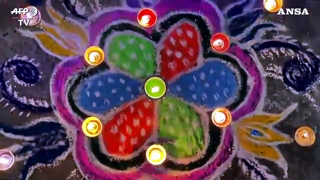 India, folla alla festa delle luci: allarme Covid