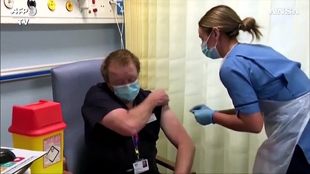 Coronavirus, in Scozia gli operatori sanitari ricevono per primi il vaccino Pfizer