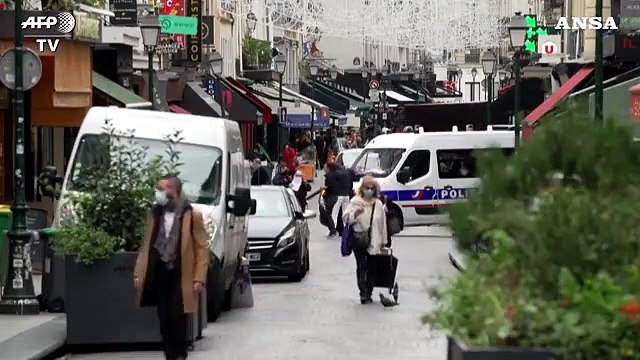La Francia in lockdown, ma le strade non si svuotano