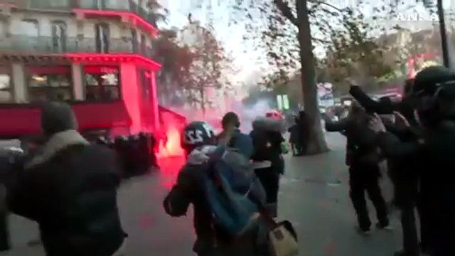 Parigi, i black bloc irrompono nella Marcia per le liberta'