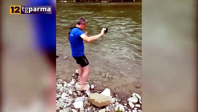 PIZZAROTTI, PROMESSA MANTENUTA: BAGNO NELLE ACQUE DEL TARO | PIZZAROTTI, PROMESSA MANTENUTA: BAGNO NELLE ACQUE DEL TARO