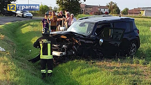 A BUSSETO FRONTALE TRA DUE AUTO FINITE FUORI STRADA E 5 FERITI AL MAGGIORE | A BUSSETO FRONTALE TRA DUE AUTO FINITE FUORI STRADA E 5 FERITI AL MAGGIORE