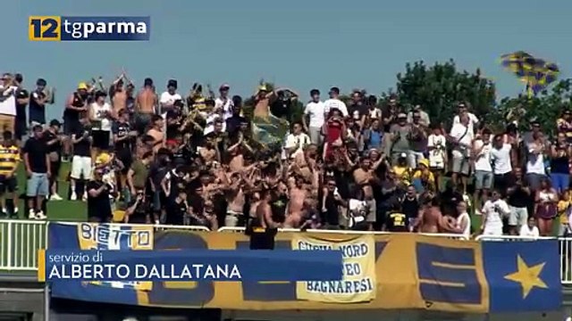 PARMA CALCIO, ALLENAMENTO A PORTE APERTE: A COLLECCHIO L'ABBRACCIO DEI TIFOSI | PARMA CALCIO, ALLENAMENTO A PORTE APERTE: A COLLECCHIO L'ABBRACCIO DEI TIFOSI