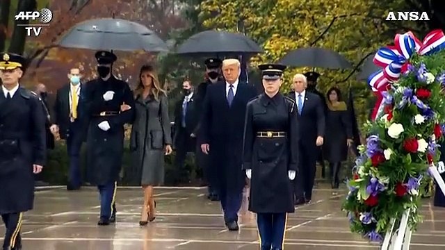Trump celebra il giorno dei veterani al cimitero di Arlington