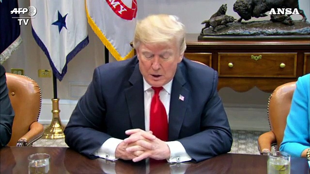 Nuovo colore dei capelli per Trump, dal giallo al grigio platino