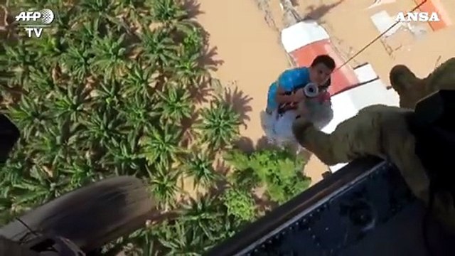 Honduras, elicottero dell'esercito porta in salvo due uomini dalle aree alluvionate