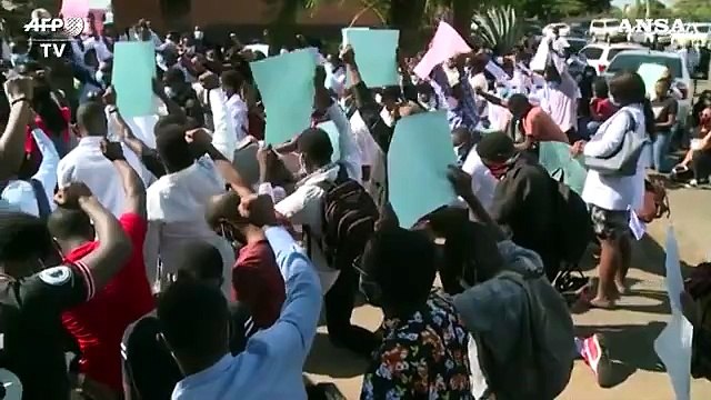 Kenya, operatori sanitari in piazza: Siamo lasciati soli contro il virus