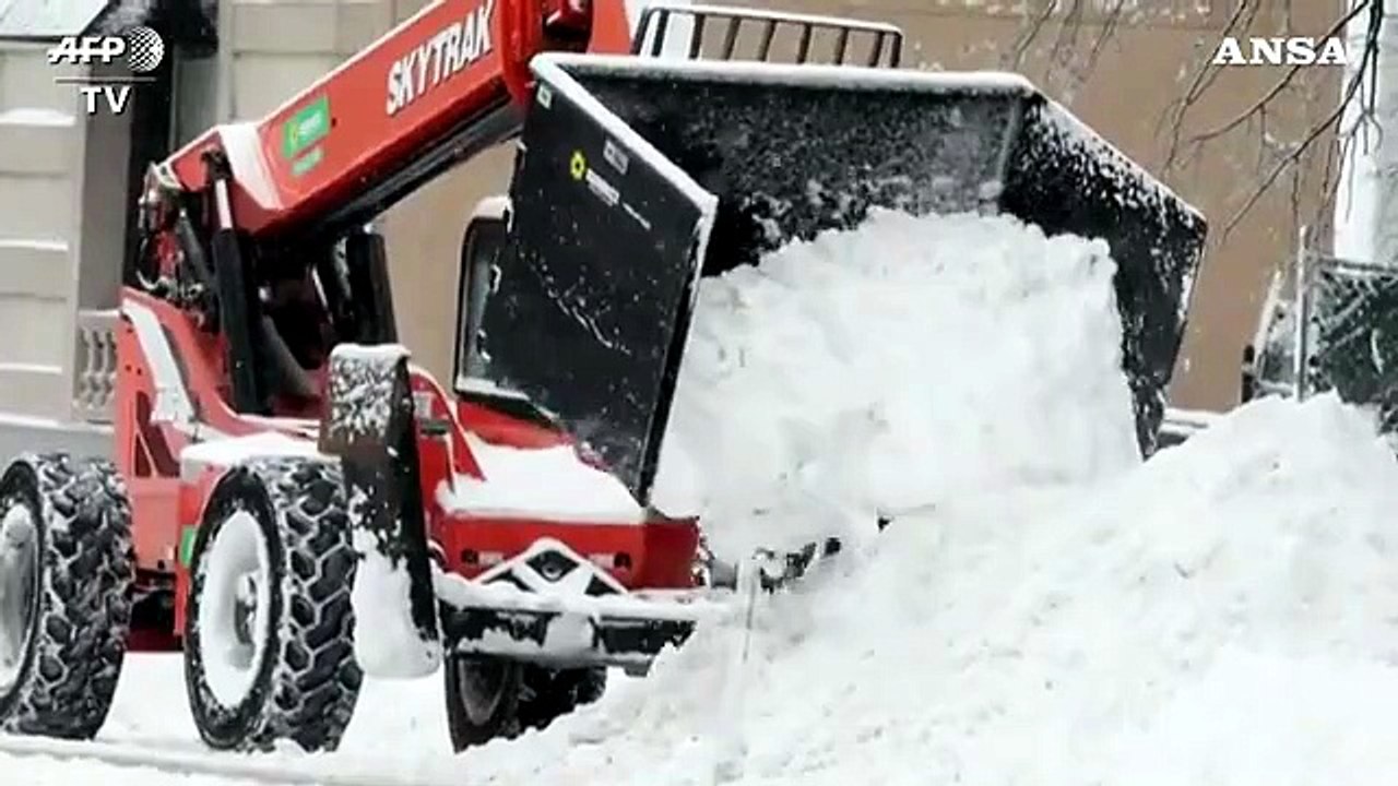 Boston alle prese con la prima violenta tempesta di neve