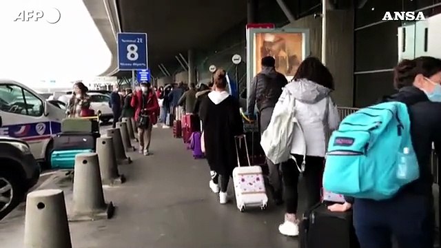 Francia, folla all'aeroporto Charles de Gaulle nel weekend prima di Natale