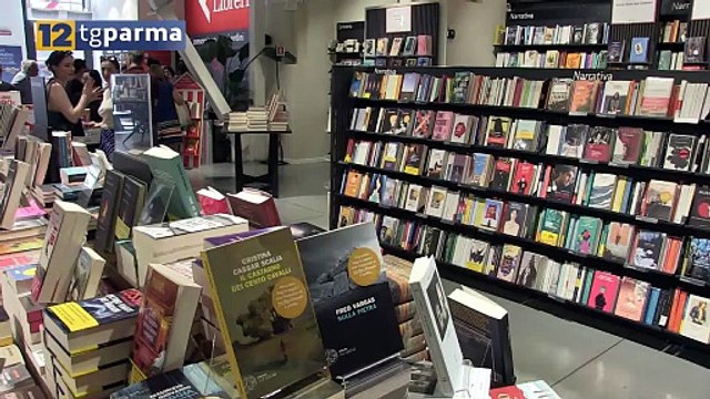 LIBRI SOTTO L'OMBRELLONE: I PIÙ VENDUTI SONO SCRITTI DA TRE DONNE | LIBRI SOTTO L'OMBRELLONE: I PIÙ VENDUTI SONO SCRITTI DA TRE DONNE
