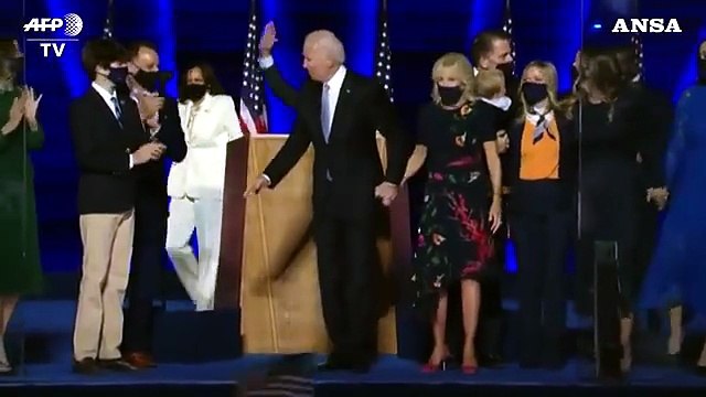 Joe Biden si frattura un piede, tradito da amore per i cani