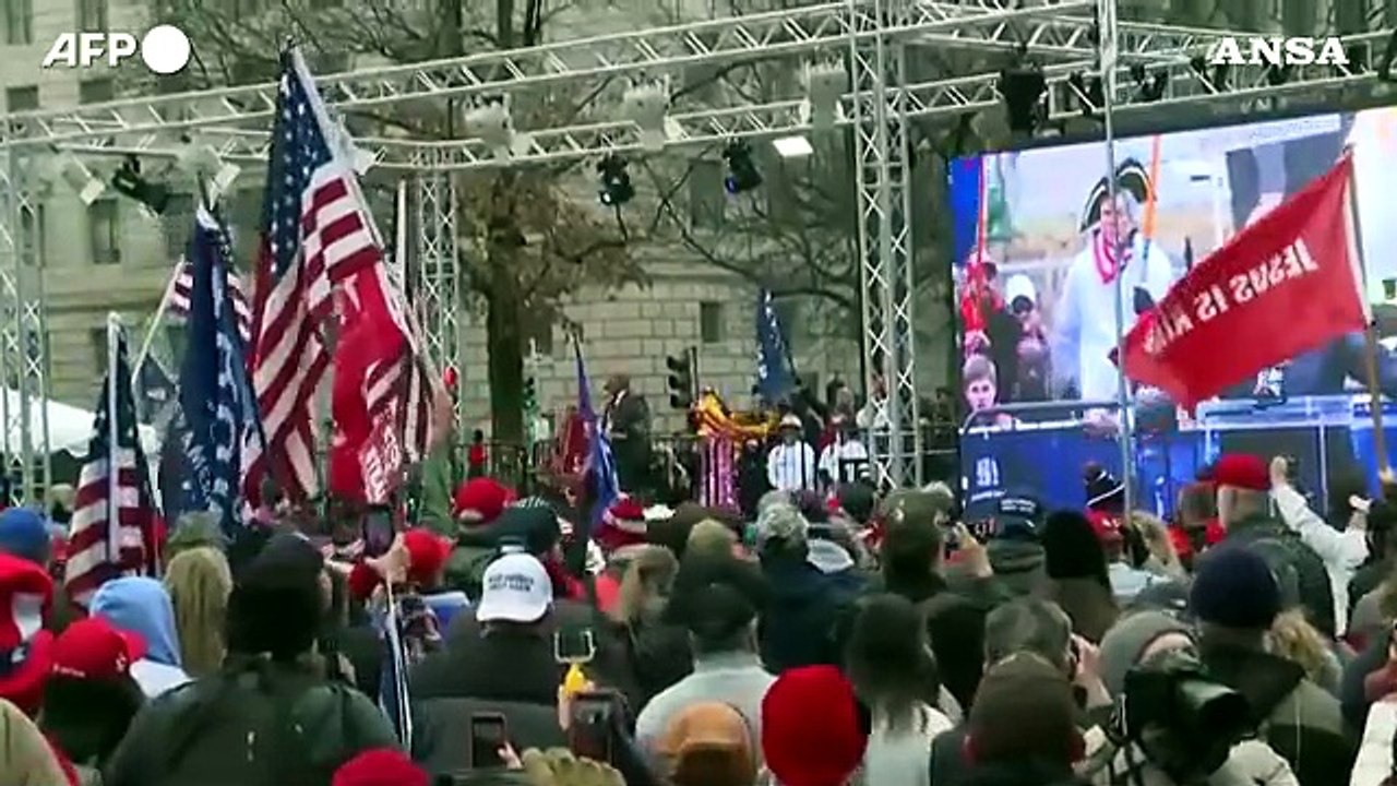 Washington, i sostenitori di Trump si radunano prima della certificazione del voto
