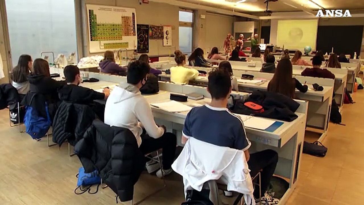 Scuola, Italia divisa tra chi rientra e chi protesta