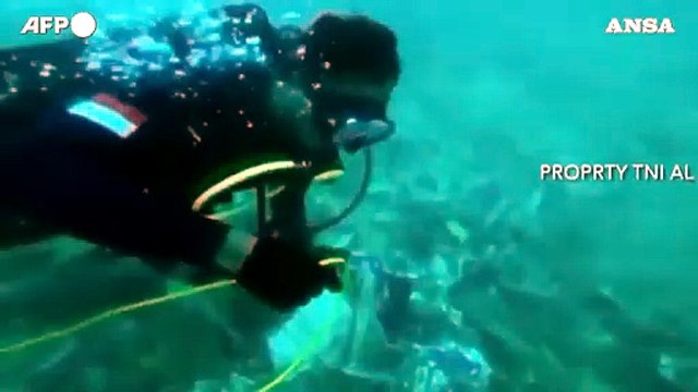 Indonesia, Giacarta: operazione di ricerca subacquea dei resti dell'aereo precipitato