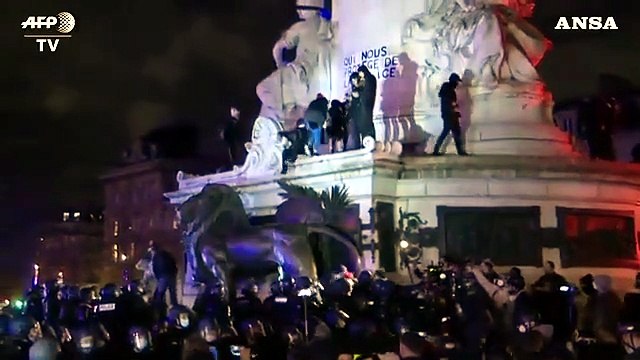 Parigi, 81 fermi tra manifestanti: polizia nel corteo