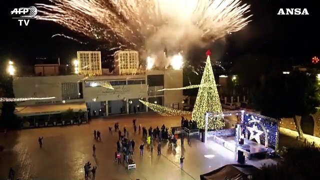 Natale, acceso il grande albero di Betlemme