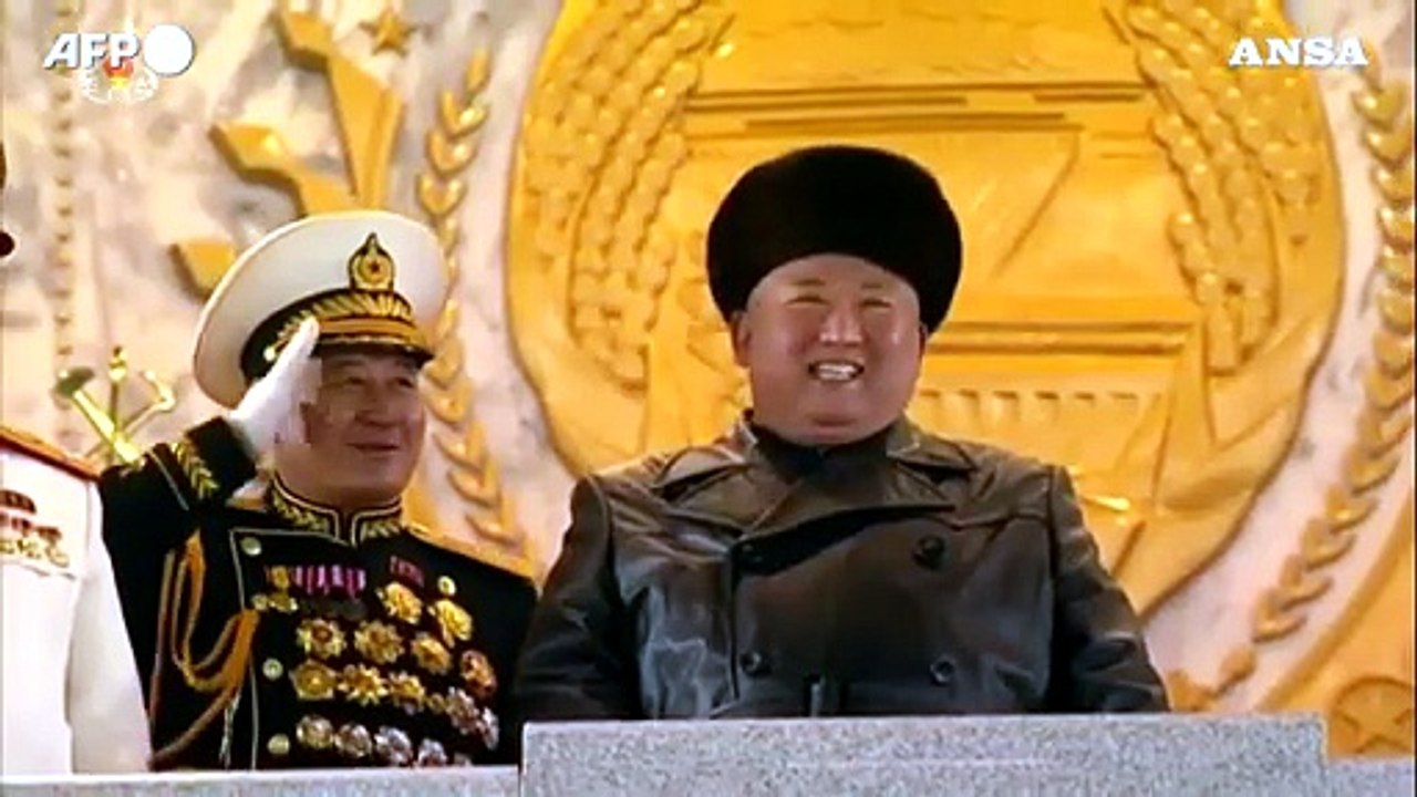 Corea del Nord, parata con i nuovi missili balistici per sottomarini