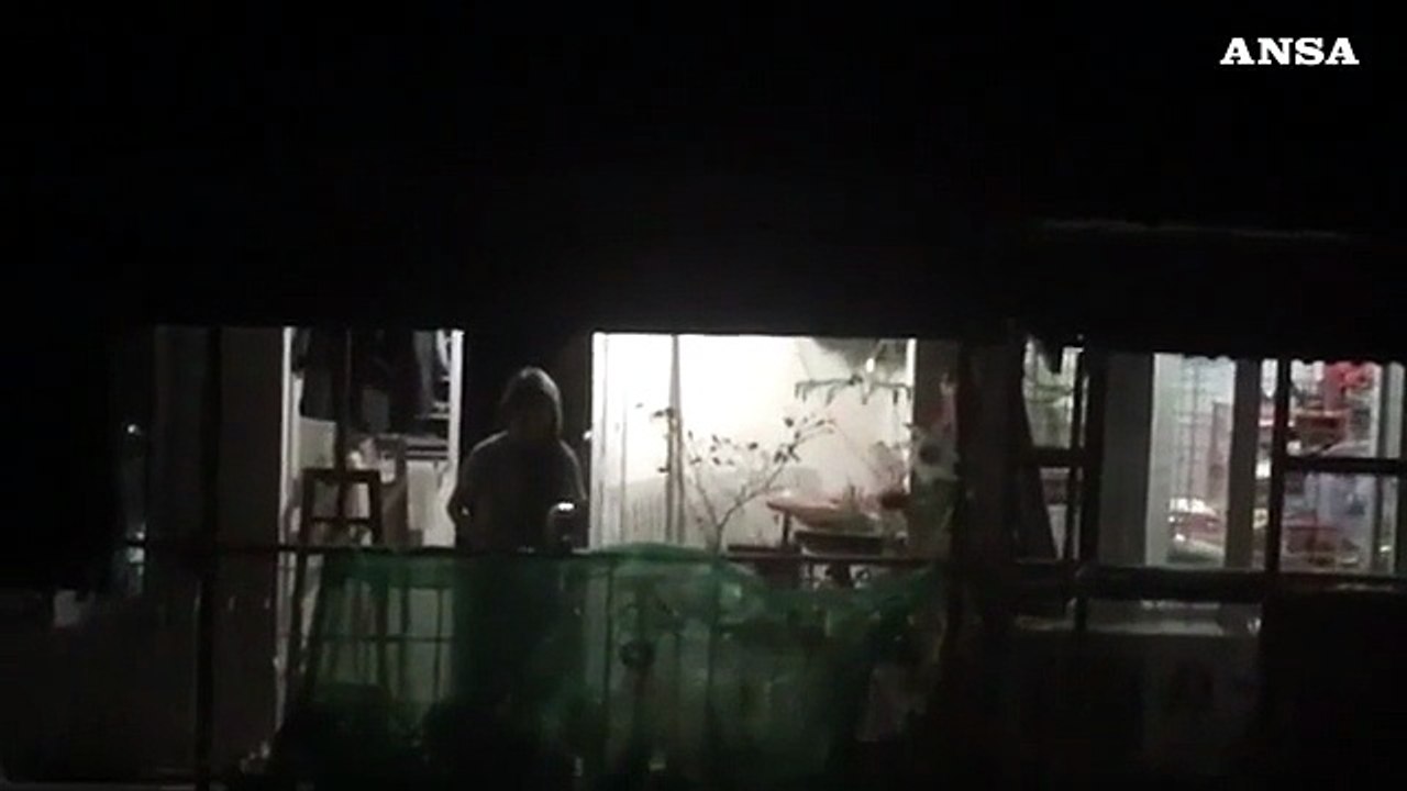 Birmania, a Yangon la protesta dai balconi contro i militari
