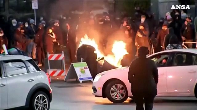 Usa, proteste nello stato di Washington dopo che un'auto della polizia ha colpito la folla