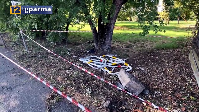 SAN PROSPERO, AUTO SI SCHIANTA CONTRO IL SEMAFORO. MORTO UN 22ENNE | SAN PROSPERO, AUTO SI SCHIANTA CONTRO IL SEMAFORO. MORTO UN 22ENNE
