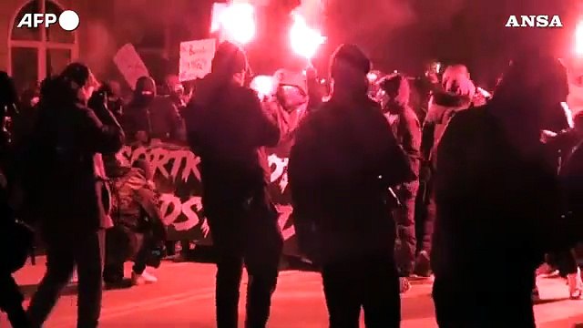 Copenaghen, centinaia di danesi protestano contro le restrizioni anti-Covid