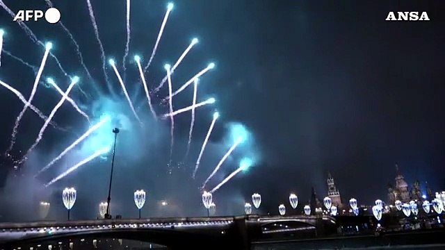 Fuochi d'artificio sulla Piazza Rossa per l'arrivo del 2021