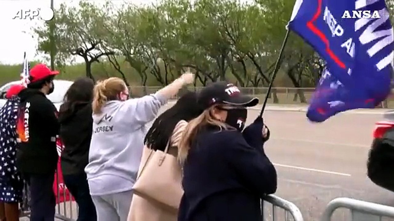 I sostenitori di Trump si riuniscono in Texas per accoglierlo al suo arrivo