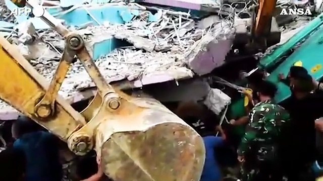 Sisma in Indonesia, si temono centinaia di morti