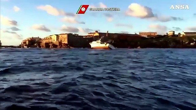 Sardegna, peschereccio arenato sugli scogli dell'Isola di Piana