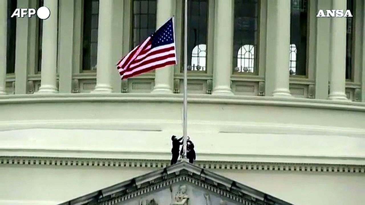 Assalto al Campidoglio Usa, bandiera a mezz'asta dopo la morte di un agente