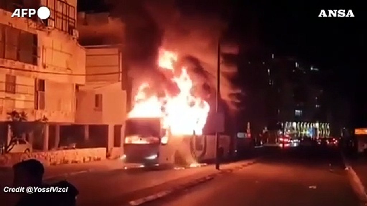 Lockdown a Israele, scontri tra ortodossi e polizia: dato alle fiamme un bus