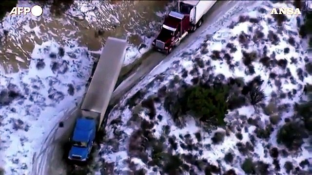 Auto e camion bloccati sulle strade ghiacciate della California