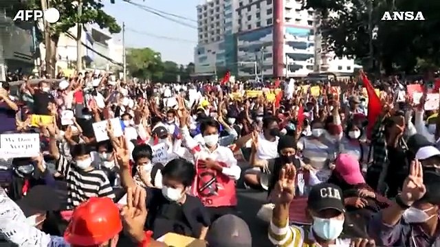 Myanmar, in migliaia manifestano contro la polizia