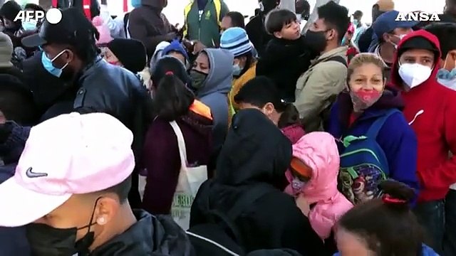 Usa, i primi migranti attraversano il confine dal Messico
