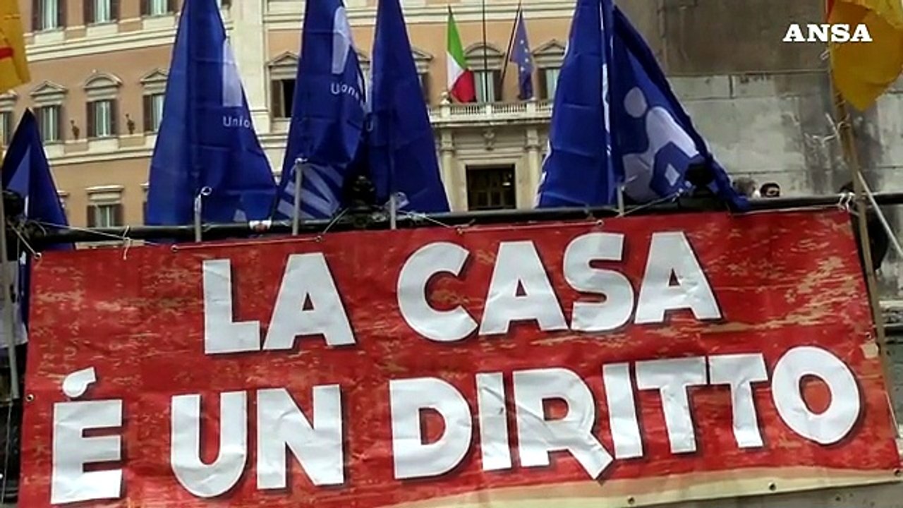 Montecitorio, movimenti per la casa in piazza: "Stop sfratti"